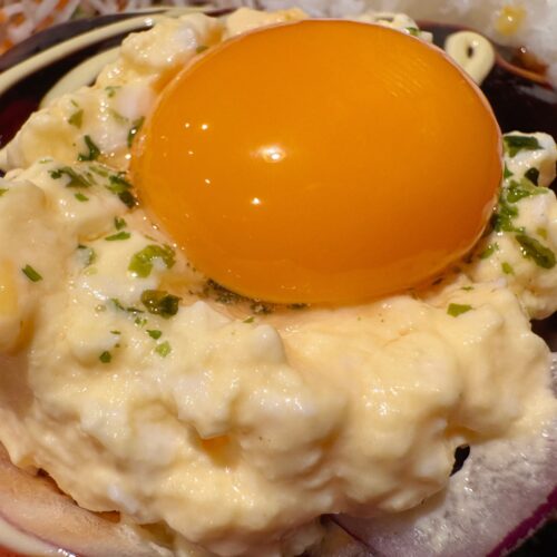 黒みりんを使用したオリジナルてりやきソースに、マヨネーズ、たまごサラダ、そして卵黄がトッピングされた、ボリューム満点の月見ハンバーグ