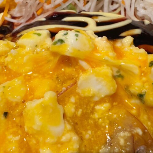 そのまま食べてももちろん美味しいのですが、トッピングされているまん丸お月様のような卵黄と、粗めにみじん切りされたたまごサラダをよく混ぜ合わせて食べれば、さらに濃厚でまろやかな味わいに変化！