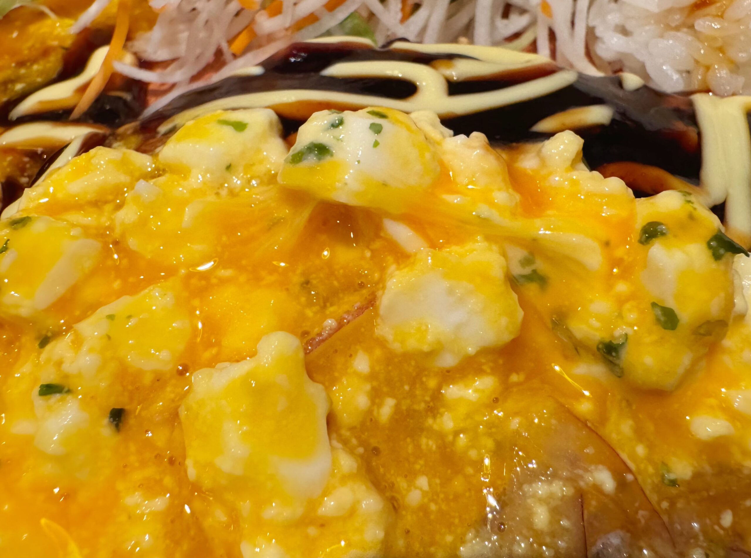 そのまま食べてももちろん美味しいのですが、トッピングされているまん丸お月様のような卵黄と、粗めにみじん切りされたたまごサラダをよく混ぜ合わせて食べれば、さらに濃厚でまろやかな味わいに変化！
