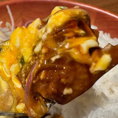 てりやきソースの甘じょっぱさと卵のコクが一体となり、奥深い味わいを楽しめます