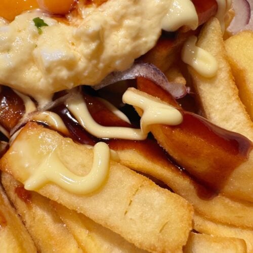 揚げたて熱々のポテトには、「月見てりたまマヨバーグディッシュ」と同じ、こってりとしたトッピングがのっています