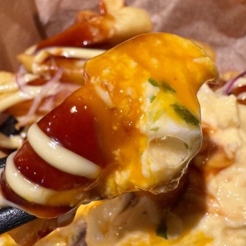 ポテトにたまごサラダと卵黄をよく絡ませて食べれば、背徳感マシマシの罪深い味わいに……