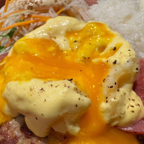 ハンバーグの上にベーコンをのせるという、なんとも肉々しすぎるトッピングに加えて、濃厚なオランデーズソースやたっぷりとのったマッシュポテトのボリュームで、Mサイズでもかなり腹パンに