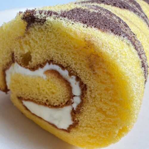 ふんわりとしたケーキ生地の中には、チョコチップ入りのバナナ風味クリームがイン