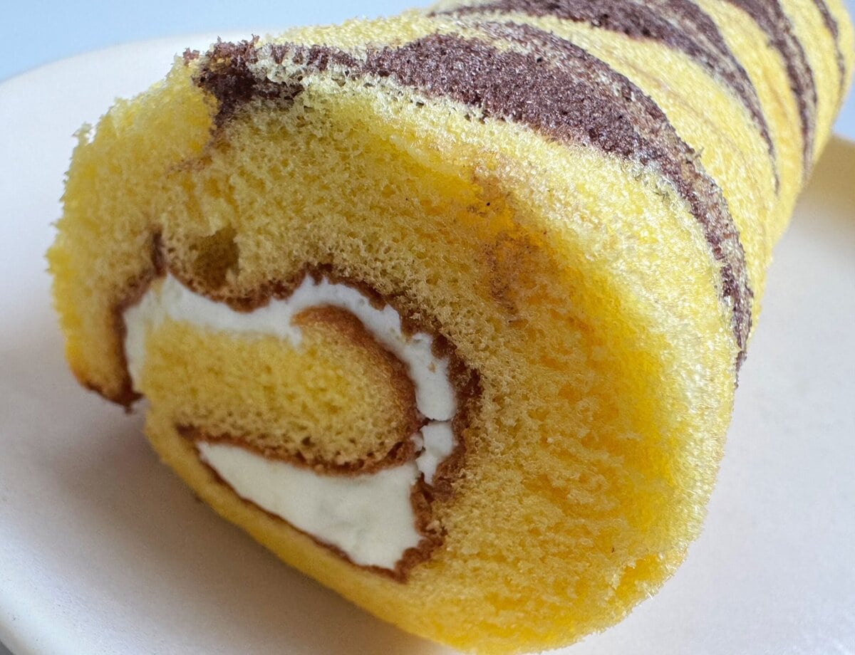 ふんわりとしたケーキ生地の中には、チョコチップ入りのバナナ風味クリームがイン