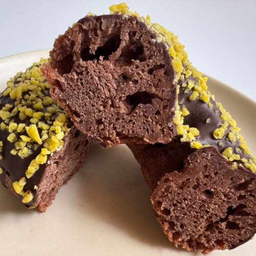 チョコを練り込んだドーナツ生地は、しっとりと食べ応えのある食感！その上には、濃厚なコーティングチョコとバター風味のクランチをたっぷりとトッピング！