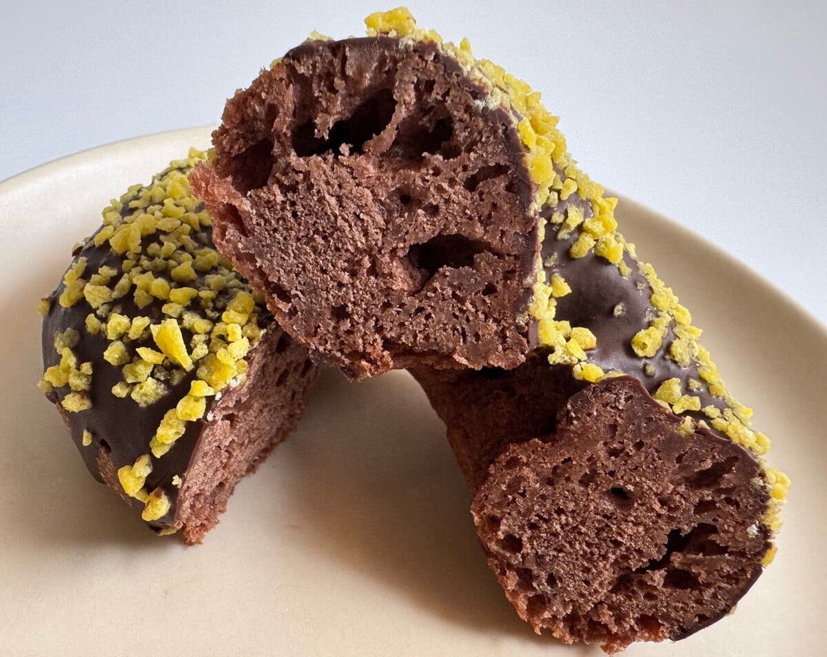チョコを練り込んだドーナツ生地は、しっとりと食べ応えのある食感！その上には、濃厚なコーティングチョコとバター風味のクランチをたっぷりとトッピング！