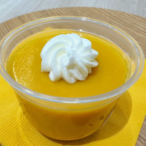 セブンの秋スイーツの看板メニューといっても過言でない位、毎年大人気の濃厚かぼちゃプリン
