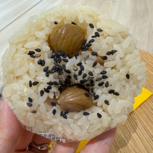 秋といったらはずせないのが栗の炊き込みご飯！セブンからも、栗をたっぷりと使用した優しい甘みの栗炊き込みご飯おむすびが登場しています