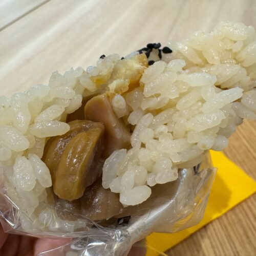 コンビニの栗ご飯って実は全然栗が入ってなかったりするんだよな～、と期待せずに包みを開けると……ゴロゴロ入った大ぶりの栗の登場に嬉しい悲鳴！