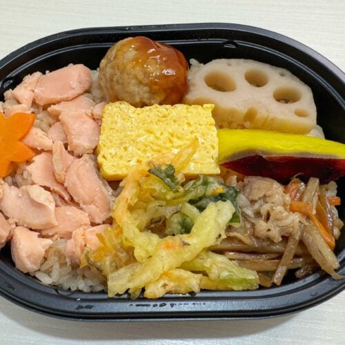 最後にご紹介するのは、北海道産秋鮭と秋の味覚が楽しめるミニサイズのお弁当