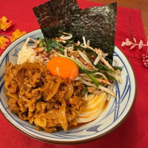 丸亀の秋新作うどんはガッツリスタミナ系！「旨辛肉盛りニラ玉」はまぜるほどヤミツキになる