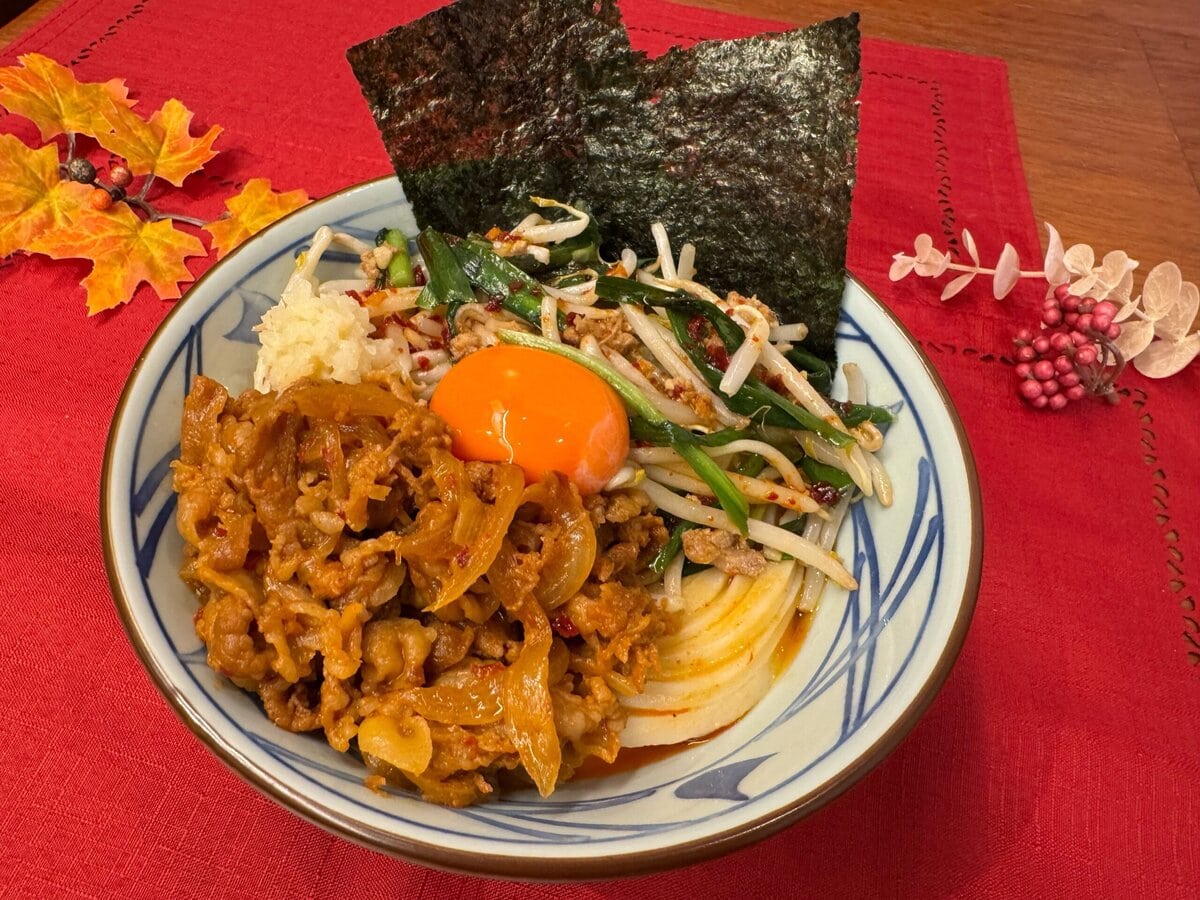 丸亀の秋新作うどんはガッツリスタミナ系！「旨辛肉盛りニラ玉」はまぜるほどヤミツキになる"禁断の味"だった