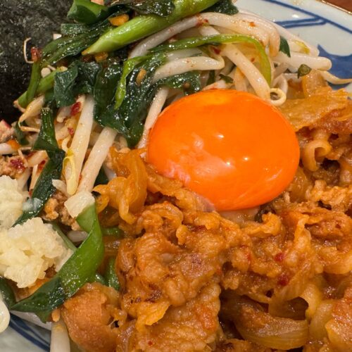 メイン具材となるのはコチュジャンや豆板醤、うどんだしが効いた、濃い目の味わいが最高な豚肉と玉ねぎの旨辛炒め