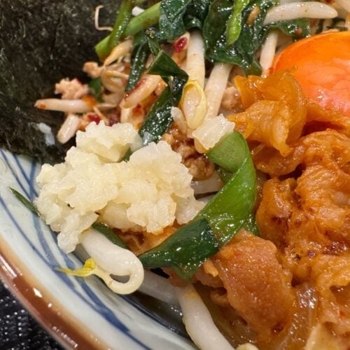 そして今年の旨辛肉盛りうどんにも、もちろん刻みニンニクが標準装備！