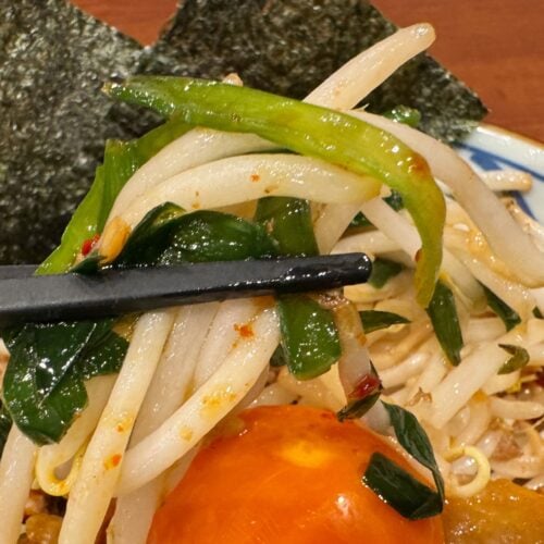 そしてサイドに彩りを添えるのは、ピリ辛な肉そぼろが入ったニラもやし