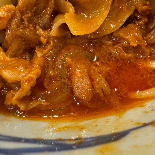 「旨辛 肉盛りニラ玉ぶっかけうどん」の味の決め手は、ニンニクが香る旨辛ぶっかけだし