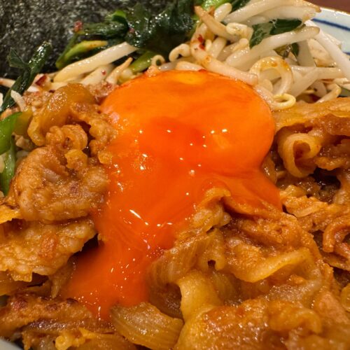 濃厚な卵黄や刻みニンニクを絡ませながら食べれば、贅沢と背徳感が交互に押し寄せる、まさに無敵の味わい