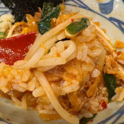 具材の旨味が溶け込んだパンチの効いただしに白飯を入れてかきこめば、最後のひと口まで背徳感を堪能できます
