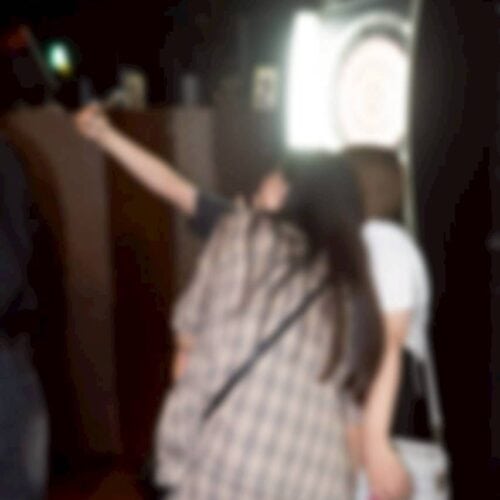 「友達が増えるのはいいこと」と女性同士で自撮りに興じる様子も
