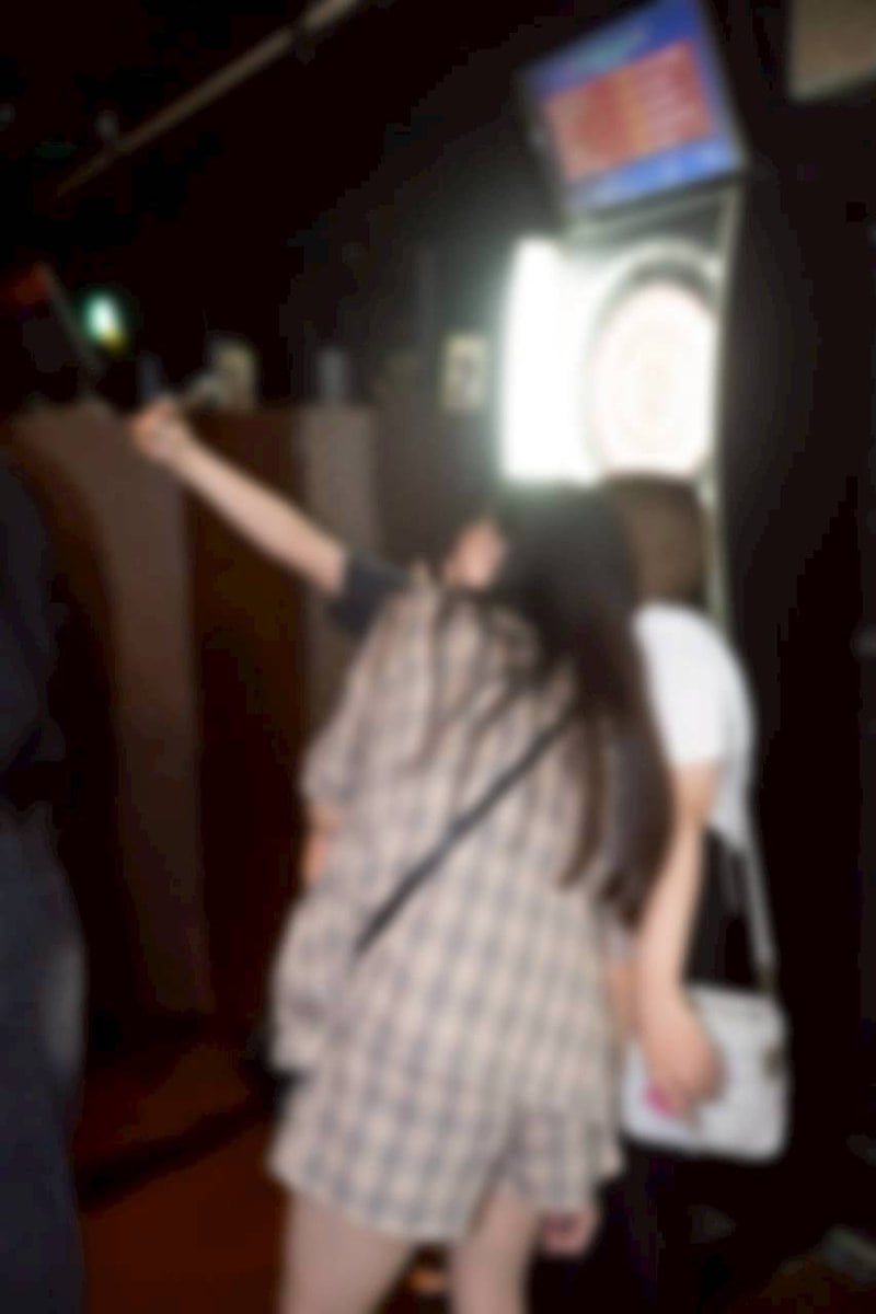 「友達が増えるのはいいこと」と女性同士で自撮りに興じる様子も