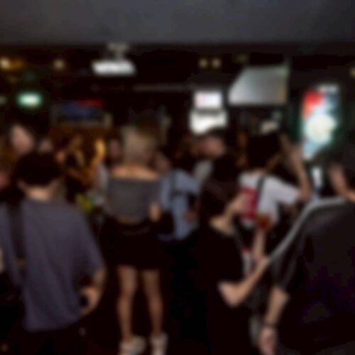 この日の会場はダーツバー。クラブのような空間でキャパは200人くらいだろうか