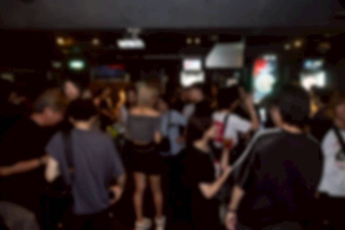 この日の会場はダーツバー。クラブのような空間でキャパは200人くらいだろうか