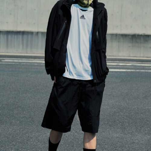 今回のキャンペーンビジュアルでは、ランニングモデルをベースに、機能性とフューチャリスティックなデザインを融合させた「ADIZERO ARUKU」と、サッカーのスタイルから着想を得たスポーティーな「TEAM GEIST」によって表現されるゴープコアスタイルを提案する。