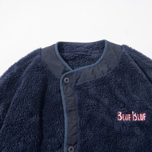 左胸には〈BLUE BLUE〉の刺繍ロゴをあしらい、無骨なデザインにさりげないアクセントをプラス。