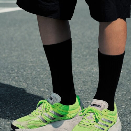 印象的なネオンカラーを採用した「ADIZERO ARUKU」は、極端にカーブを付けた弓なりフォルムのロッカーミッドソールを搭載。かかとで着地してからつま先が地面を離れるまで、滑らかに体重移動を促し、フォームに窒素を注入した先進的なSWIRLFOAM クッションを採用することで快適な履き心地を実現する。