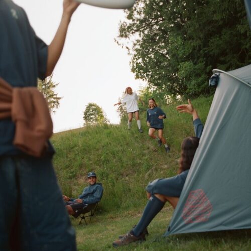 On×BEAMS×REI Co-op コレクションは、シューズやジャケットからテントやキャンプ用品*まで網羅しており、テクニカルウェアとデイリースタイルの境界にとらわれないトータルルックを提案。異例のトリプルコラボレーションは、毎日のスタイルとアウトドアの冒険をシームレスに行き来できるデザインとなっている。