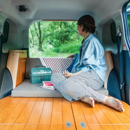 現行の４モードにソファとしてくつろげる！ トヨタ シエンタ専用車中泊キット「VANLIFE ROOMKIT」に新モデル