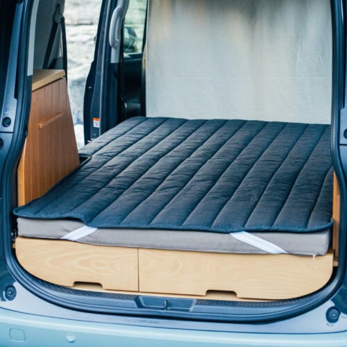 現行の４モードにソファとしてくつろげる！ トヨタ シエンタ専用車中泊キット「VANLIFE ROOMKIT」に新モデル