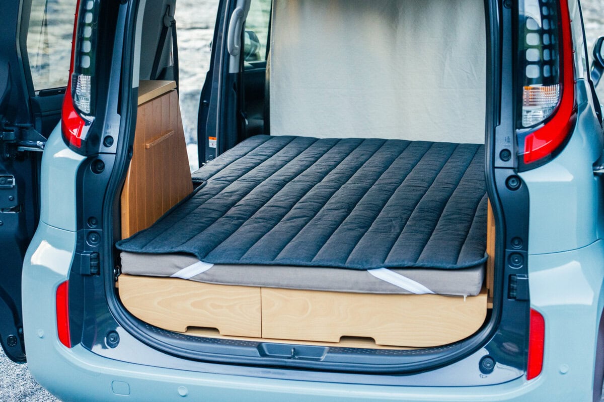 現行の４モードにソファとしてくつろげる！ トヨタ シエンタ専用車中泊キット「VANLIFE ROOMKIT」に新モデル