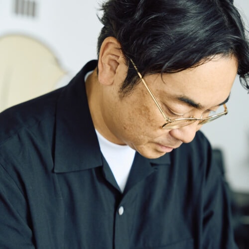 本企画では、新しい世代に響くファッションを提案することを目的に、日本を代表するクリエイティブディレクターでありカジュアルスタイルを得意とする中田慎介とのスペシャルコラボレーションが実現。