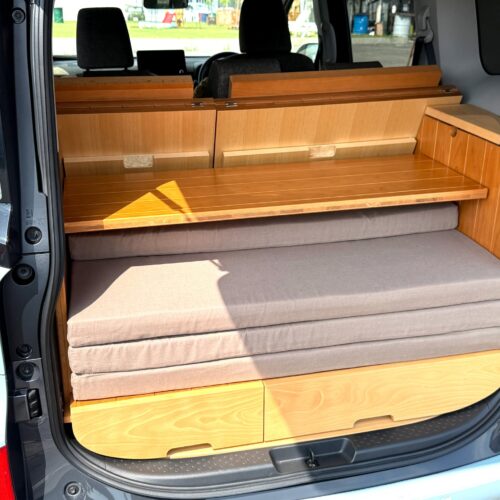 現行の４モードにソファとしてくつろげる！ トヨタ シエンタ専用車中泊キット「VANLIFE ROOMKIT」に新モデル