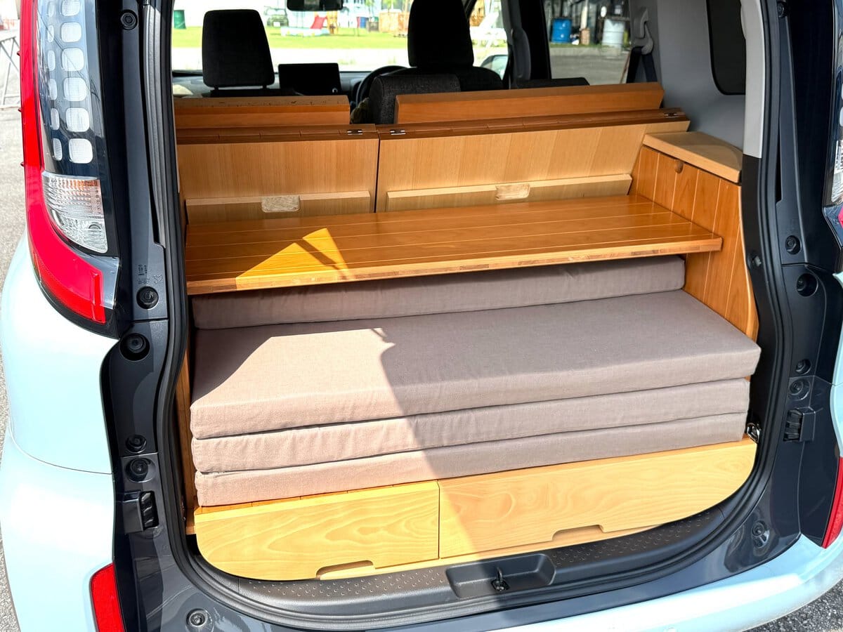 現行の４モードにソファとしてくつろげる！ トヨタ シエンタ専用車中泊キット「VANLIFE ROOMKIT」に新モデル