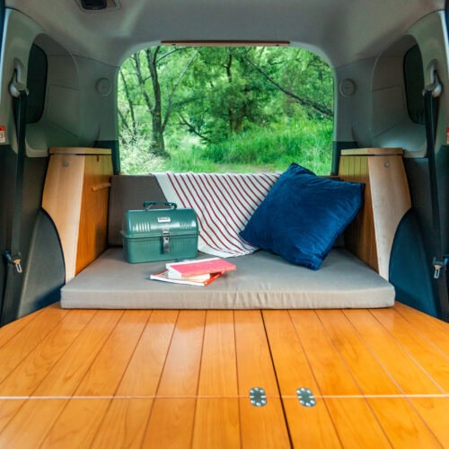 現行の４モードにソファとしてくつろげる！ トヨタ シエンタ専用車中泊キット「VANLIFE ROOMKIT」に新モデル