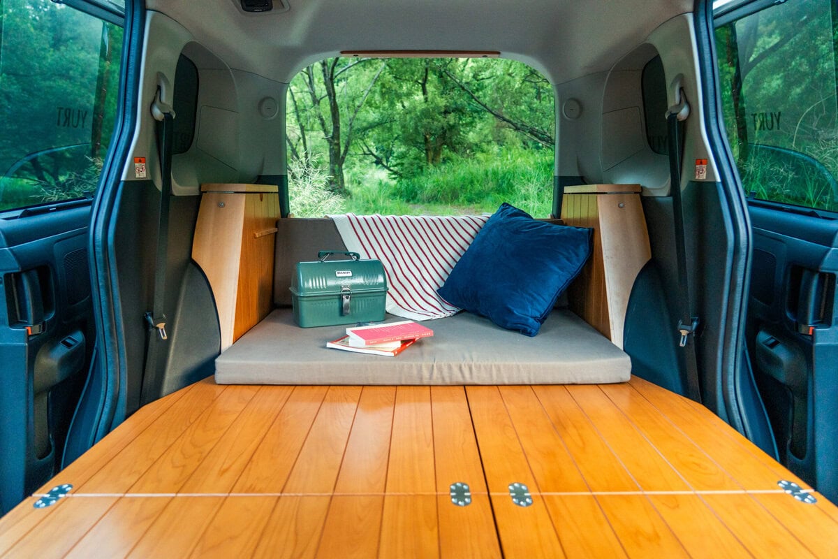 現行の４モードにソファとしてくつろげる！ トヨタ シエンタ専用車中泊キット「VANLIFE ROOMKIT」に新モデル