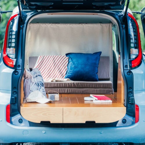 現行の４モードにソファとしてくつろげる！ トヨタ シエンタ専用車中泊キット「VANLIFE ROOMKIT」に新モデル