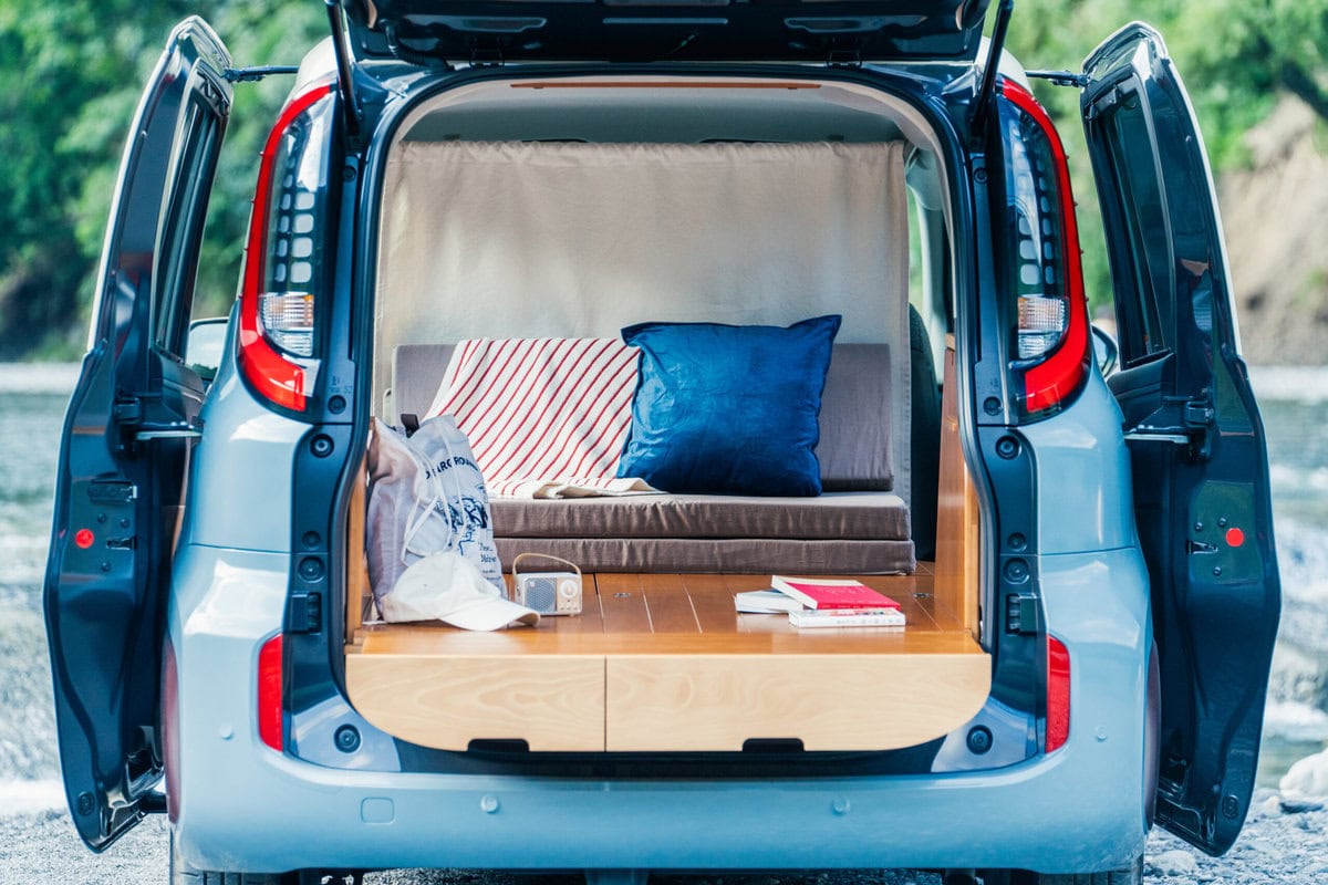 現行の４モードにソファとしてくつろげる！ トヨタ シエンタ専用車中泊キット「VANLIFE ROOMKIT」に新モデル