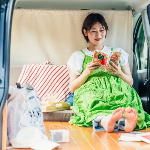 現行の４モードにソファとしてくつろげる！ トヨタ シエンタ専用車中泊キット「VANLIFE ROOMKIT」に新モデル