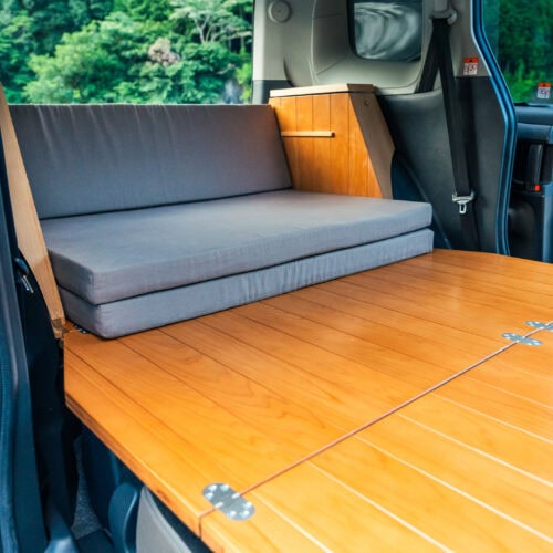 現行の４モードにソファとしてくつろげる！ トヨタ シエンタ専用車中泊キット「VANLIFE ROOMKIT」に新モデル