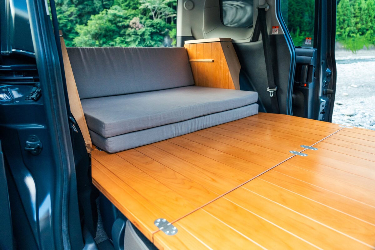 現行の４モードにソファとしてくつろげる！ トヨタ シエンタ専用車中泊キット「VANLIFE ROOMKIT」に新モデル