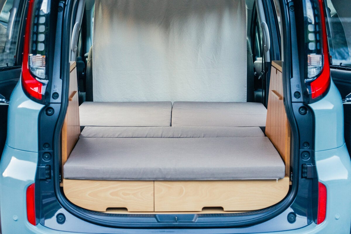 現行の４モードにソファとしてくつろげる！ トヨタ シエンタ専用車中泊キット「VANLIFE ROOMKIT」に新モデル