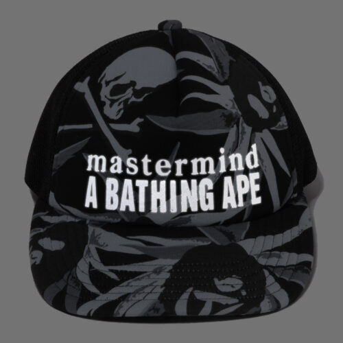 メッシュキャップは、フロントに“mastermind A BATHING APE®”のロゴをプリントし、両ブランドの存在感を際立たせる。