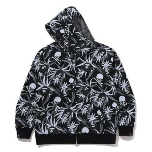 Tシャツとフルジップフーディでは、この「TROPICAL SKULL CAMO」を総柄で採用。Tシャツにはコラボレーションの証となるレザーストラップが左裾にあしらわれ、フーディのフードにはクロスボーンスカルのプリントを施している。