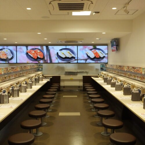 早速店舗に入ってみると、テーブル席はなくカウンターのみ58席という潔さ