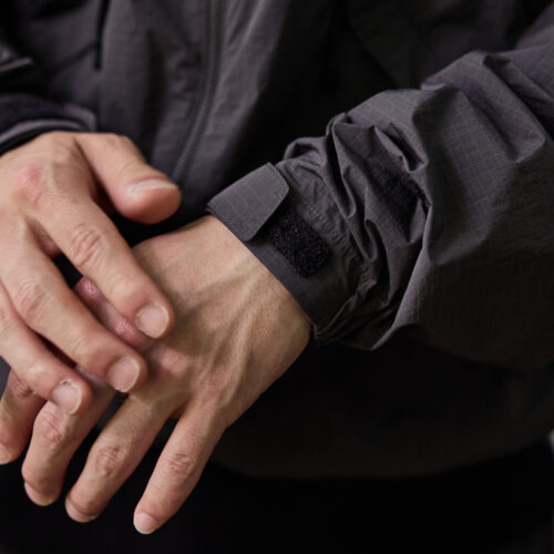 長年スキーシーンで培ってきたテクノロジーをもとに開発されるGoldwinのアイテムたち。ARKnetsの別注では3アイテムがリリースされる。今季は環境負荷を軽減するドープダイ・リップストップナイロンを採用し、都会にも自然にも溶け込むカーボングレーがアーバンアウトドアなムードを演出する。