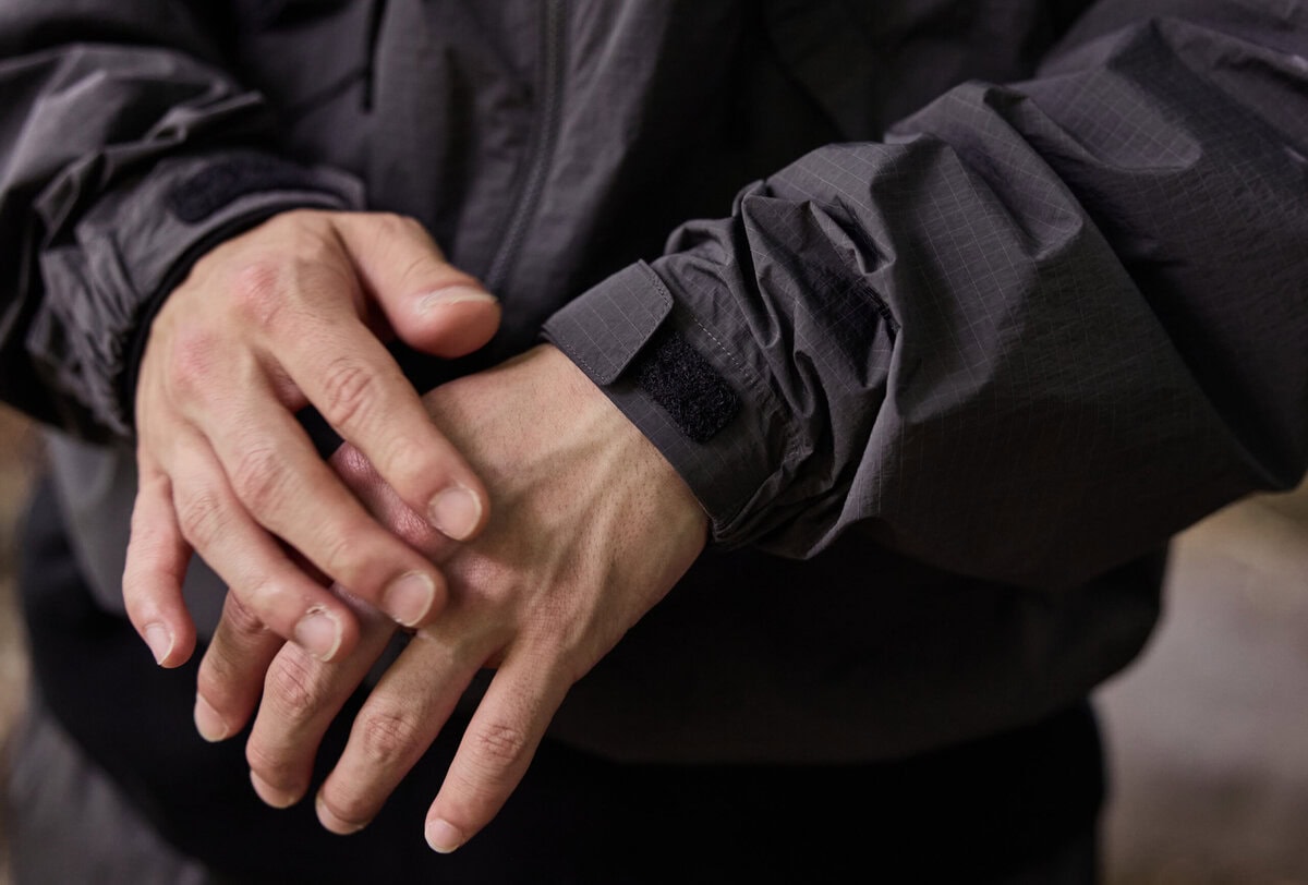 長年スキーシーンで培ってきたテクノロジーをもとに開発されるGoldwinのアイテムたち。ARKnetsの別注では3アイテムがリリースされる。今季は環境負荷を軽減するドープダイ・リップストップナイロンを採用し、都会にも自然にも溶け込むカーボングレーがアーバンアウトドアなムードを演出する。